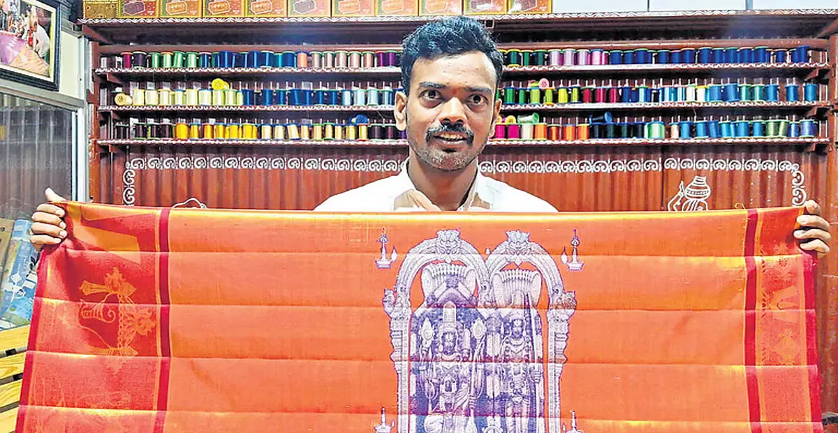 Telangana: सिरसिला बुनकर ने रामनवमी के लिए बनाई सोने की साड़ी Telangana: सिरसिला बुनकर ने रामनवमी के लिए बनाई सोने की साड़ी