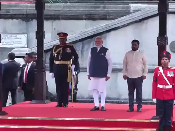 श्रीलंका यात्रा की शुरुआत करते हुए PM Modi का औपचारिक स्वागत किया गया श्रीलंका यात्रा की शुरुआत करते हुए PM Modi का औपचारिक स्वागत किया गया
