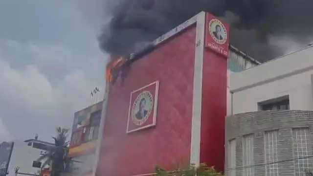 Ambattur : निजी शोरूम में लगी आग Ambattur : निजी शोरूम में लगी आग