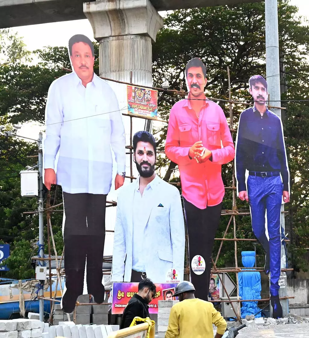 Bengaluru: कटआउट, बैनर की संख्या में वृद्धि Bengaluru: कटआउट, बैनर की संख्या में वृद्धि