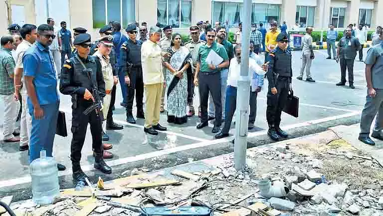 सचिवालय में मामूली आग लगने से तनाव, CM Naidu ने इलाके का दौरा किया सचिवालय में मामूली आग लगने से तनाव, CM Naidu ने इलाके का दौरा किया