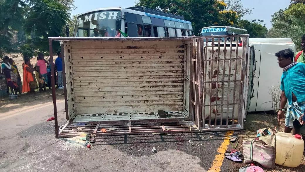 दंतेवाड़ा में बड़ा हादसा, पिकअप पलटने से 30 ग्रामीण घायल दंतेवाड़ा में बड़ा हादसा, पिकअप पलटने से 30 ग्रामीण घायल
