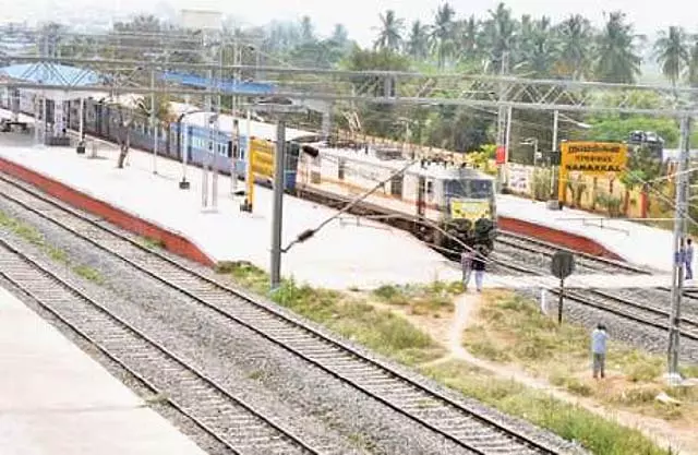 Tamil Nadu: रेलगाड़ी जो पापनासम रेलवे स्टेशन पर रुके बिना ही चली गई Tamil Nadu: रेलगाड़ी जो पापनासम रेलवे स्टेशन पर रुके बिना ही चली गई