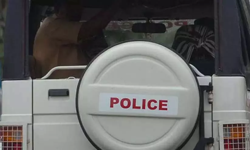 थालास्सेरी पुलिस स्टेशन में एक CPO के हाथ से गोली चल गई; महिला अधिकारी घायल थालास्सेरी पुलिस स्टेशन में एक CPO के हाथ से गोली चल गई; महिला अधिकारी घायल