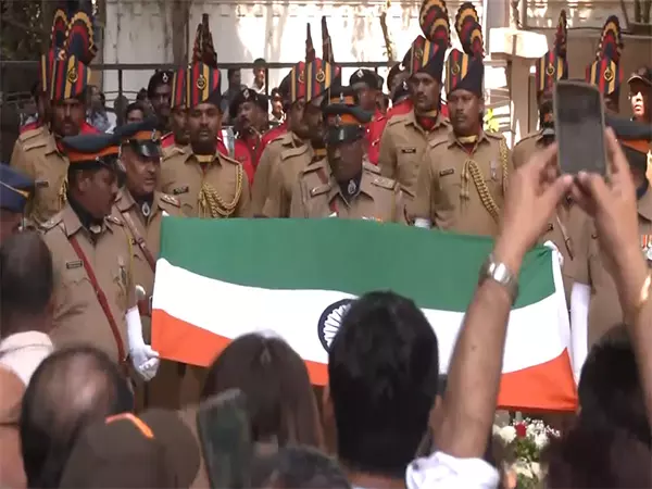 Manoj Kumar का पार्थिव शरीर राजकीय सम्मान के साथ अंतिम संस्कार के लिए ले जाया गया Manoj Kumar का पार्थिव शरीर राजकीय सम्मान के साथ अंतिम संस्कार के लिए ले जाया गया