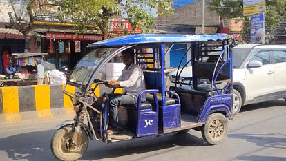 Ambedkar Nagar: नियम तोड़ने पर 8 ई-रिक्शा और 1 बाइक सीज Ambedkar Nagar: नियम तोड़ने पर 8 ई-रिक्शा और 1 बाइक सीज