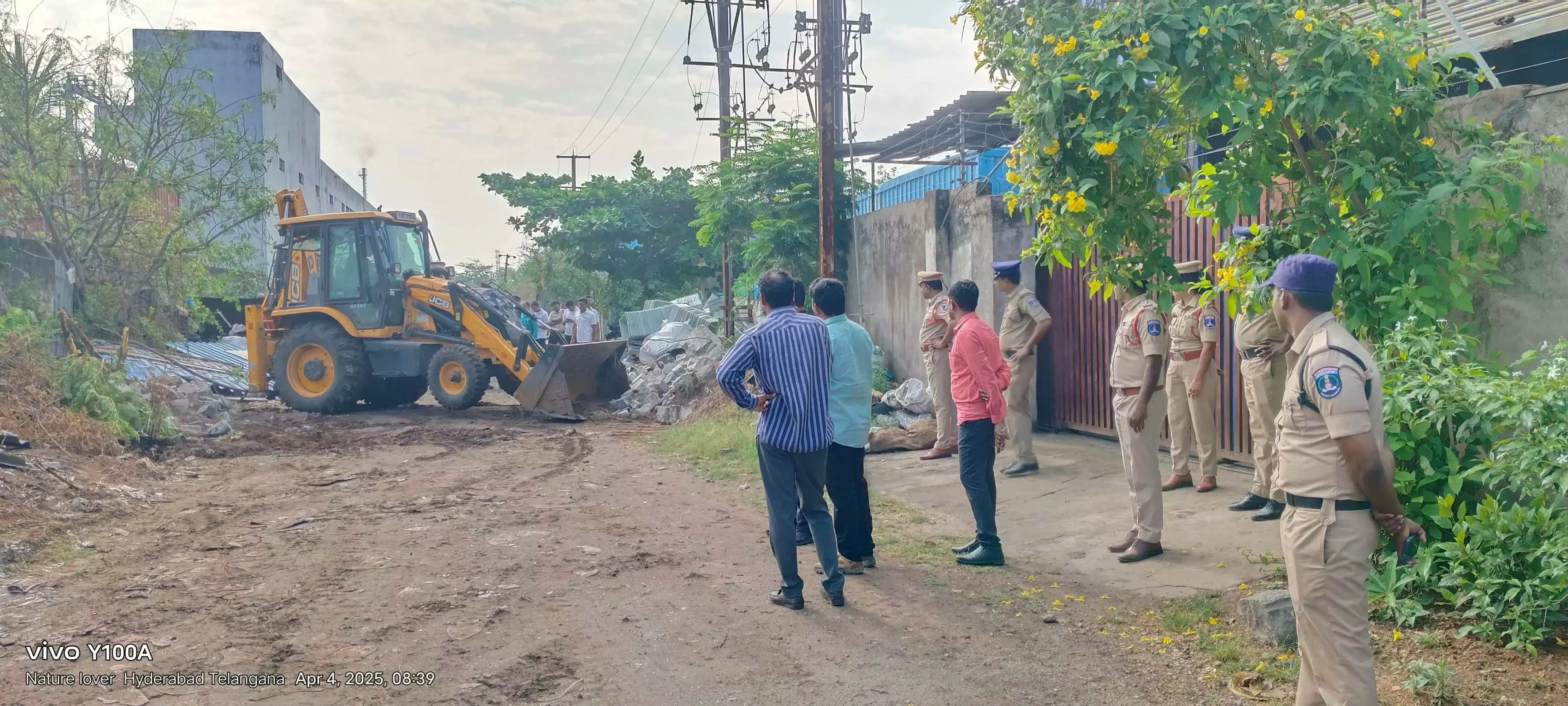 HYDRAA ने सुरराम में सड़क अवरोधी दीवारें गिराईं HYDRAA ने सुरराम में सड़क अवरोधी दीवारें गिराईं