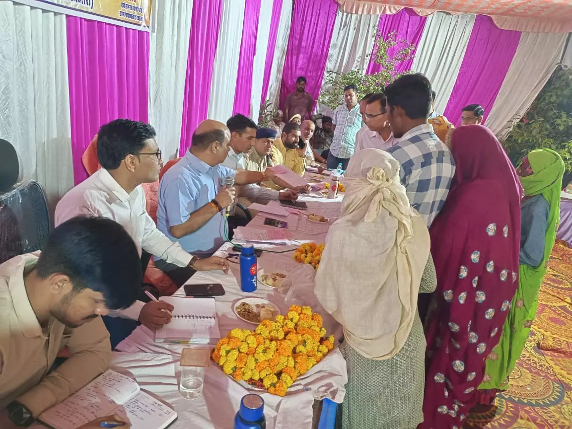 Khairthal-Tijara: ग्राम पंचायत तरवाला के रात्रि चौपाल में जिला कलेक्टर ने सुनी Khairthal-Tijara: ग्राम पंचायत तरवाला के रात्रि चौपाल में जिला कलेक्टर ने सुनी