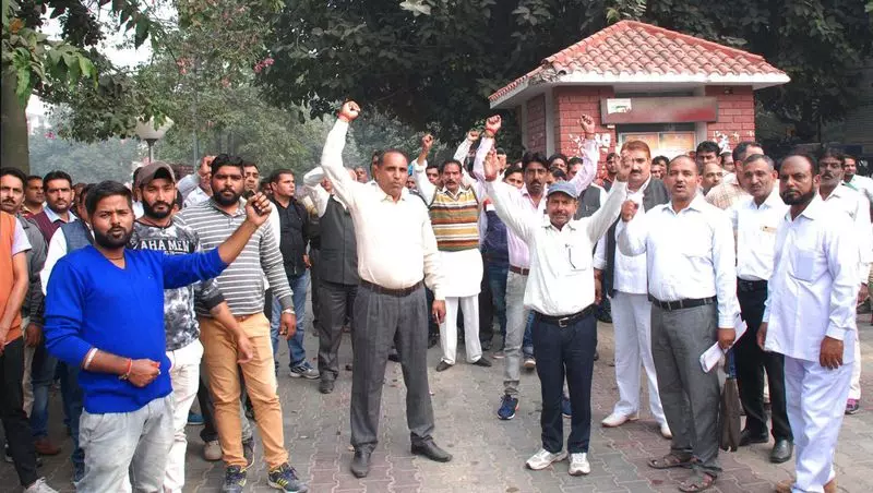 Haryana : व्याख्या क्यों कुछ संविदा कर्मचारियों की नौकरी जाने वाली है Haryana : व्याख्या क्यों कुछ संविदा कर्मचारियों की नौकरी जाने वाली है