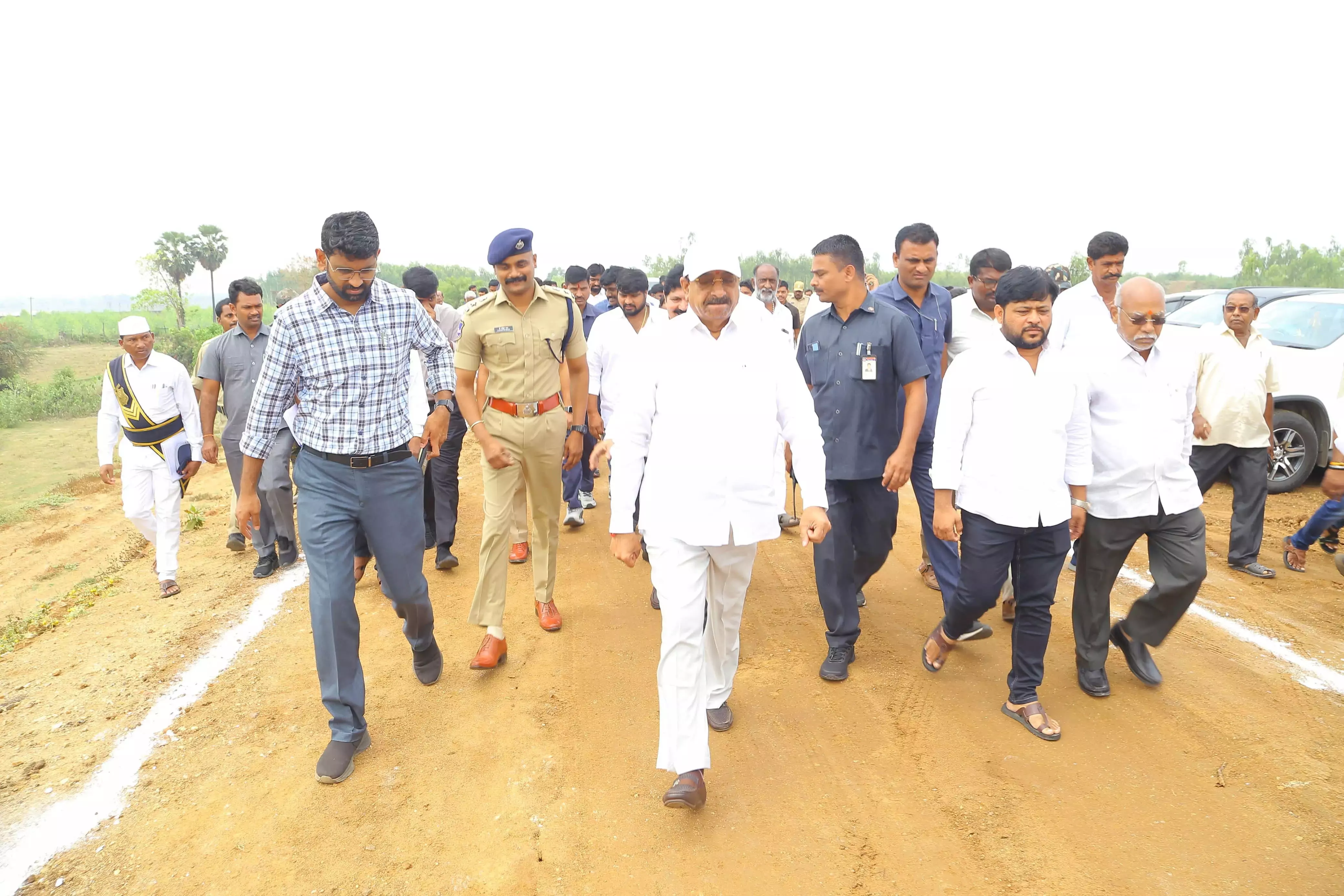 कृषि मंत्री तुम्मला नागेश्वर राव ने Bhadrachalam में कारकट्टा पर काम का निरीक्षण किया कृषि मंत्री तुम्मला नागेश्वर राव ने Bhadrachalam में कारकट्टा पर काम का निरीक्षण किया