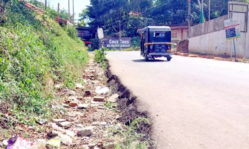 Kerala: सड़क का निर्माण पूरा हो गया तो पैदल मार्ग कहीं नजर नहीं आया Kerala: सड़क का निर्माण पूरा हो गया तो पैदल मार्ग कहीं नजर नहीं आया