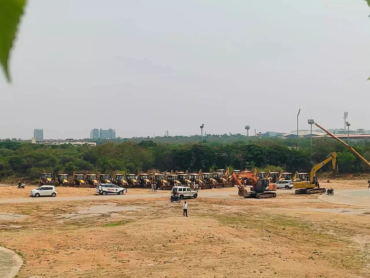 पुलिस ने कांचा Gachibowli में लोगों के प्रवेश पर प्रतिबंध लगा दिया पुलिस ने कांचा Gachibowli में लोगों के प्रवेश पर प्रतिबंध लगा दिया