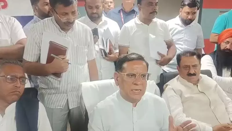 Haryana : भूमि हड़पने की शिकायत के बाद मिन नागर ने पुलिस सुरक्षा की सिफारिश की Haryana : भूमि हड़पने की शिकायत के बाद मिन नागर ने पुलिस सुरक्षा की सिफारिश की