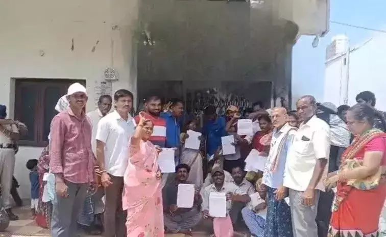 ग्राहकों ने वारंगल में रायपर्थी SBI शाखा पर ताला जड़ दिया ग्राहकों ने वारंगल में रायपर्थी SBI शाखा पर ताला जड़ दिया
