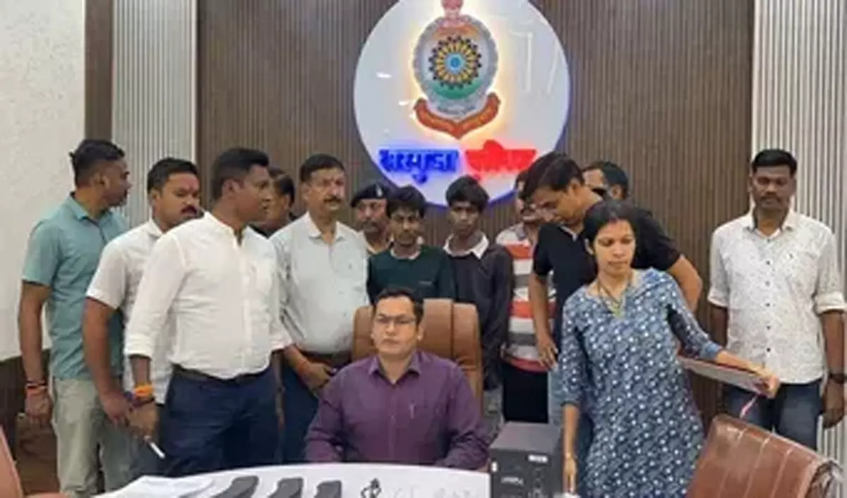 मां बताती थी ठिकाने फिर वहां चोरी करने पहुंच जाता था बेटा, AK-47 राइफल के साथ सभी अरेस्ट मां बताती थी ठिकाने फिर वहां चोरी करने पहुंच जाता था बेटा, AK-47 राइफल के साथ सभी अरेस्ट