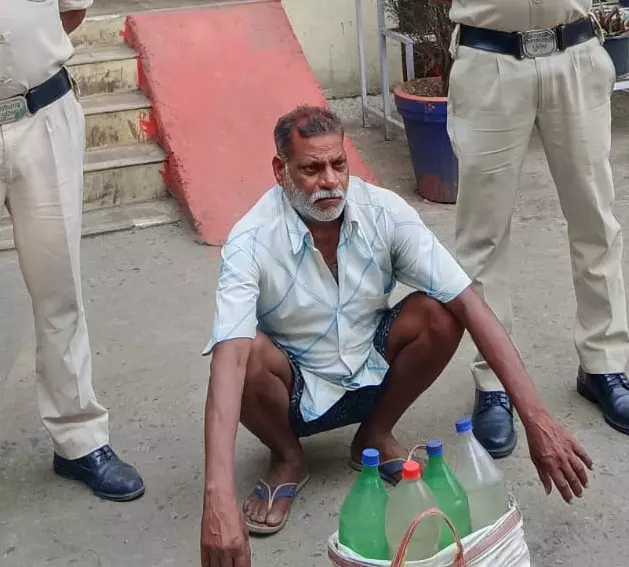 घर के पीछे बाड़ी में छुपाया था महुआ शराब, ग्रामीण गिरफ्तार घर के पीछे बाड़ी में छुपाया था महुआ शराब, ग्रामीण गिरफ्तार