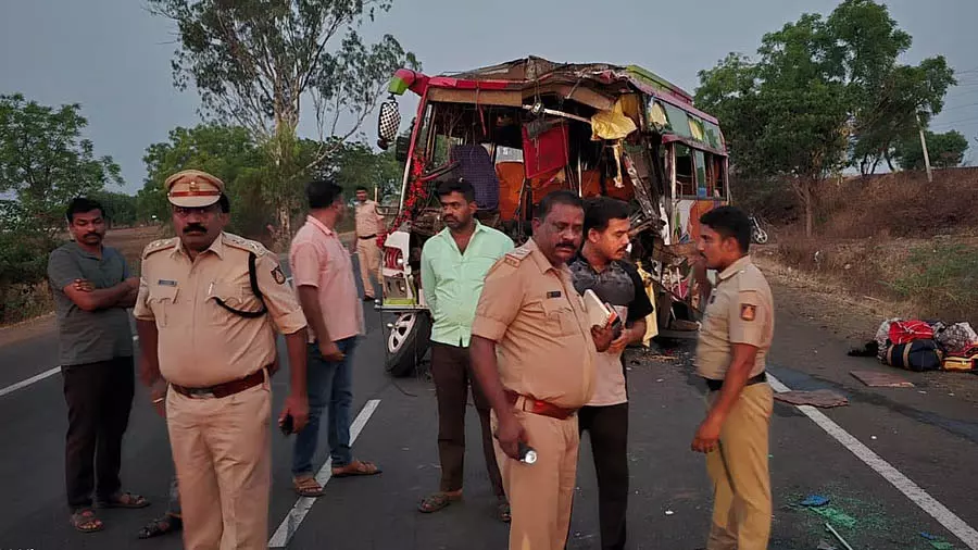 Kalaburagi के पास सड़क दुर्घटना में पांच लोगों की मौत, 11 घायल Kalaburagi के पास सड़क दुर्घटना में पांच लोगों की मौत, 11 घायल