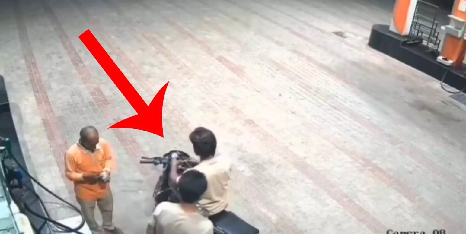 OMG! नाकाम हुई लूट का LIVE वीडियो, कर्मचारी ने दिखाई बहादुरी OMG! नाकाम हुई लूट का LIVE वीडियो, कर्मचारी ने दिखाई बहादुरी