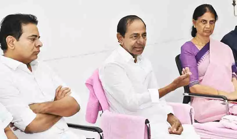 KCR ने हैदराबाद, रंगारेड्डी जिलों के BRS नेताओं के साथ तैयारी बैठक की KCR ने हैदराबाद, रंगारेड्डी जिलों के BRS नेताओं के साथ तैयारी बैठक की
