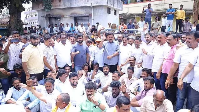 BJP ने पार्टी कार्यकर्ता विनय सोमैया की मौत की निंदा करते हुए कुशालनगर में विरोध प्रदर्शन किया BJP ने पार्टी कार्यकर्ता विनय सोमैया की मौत की निंदा करते हुए कुशालनगर में विरोध प्रदर्शन किया