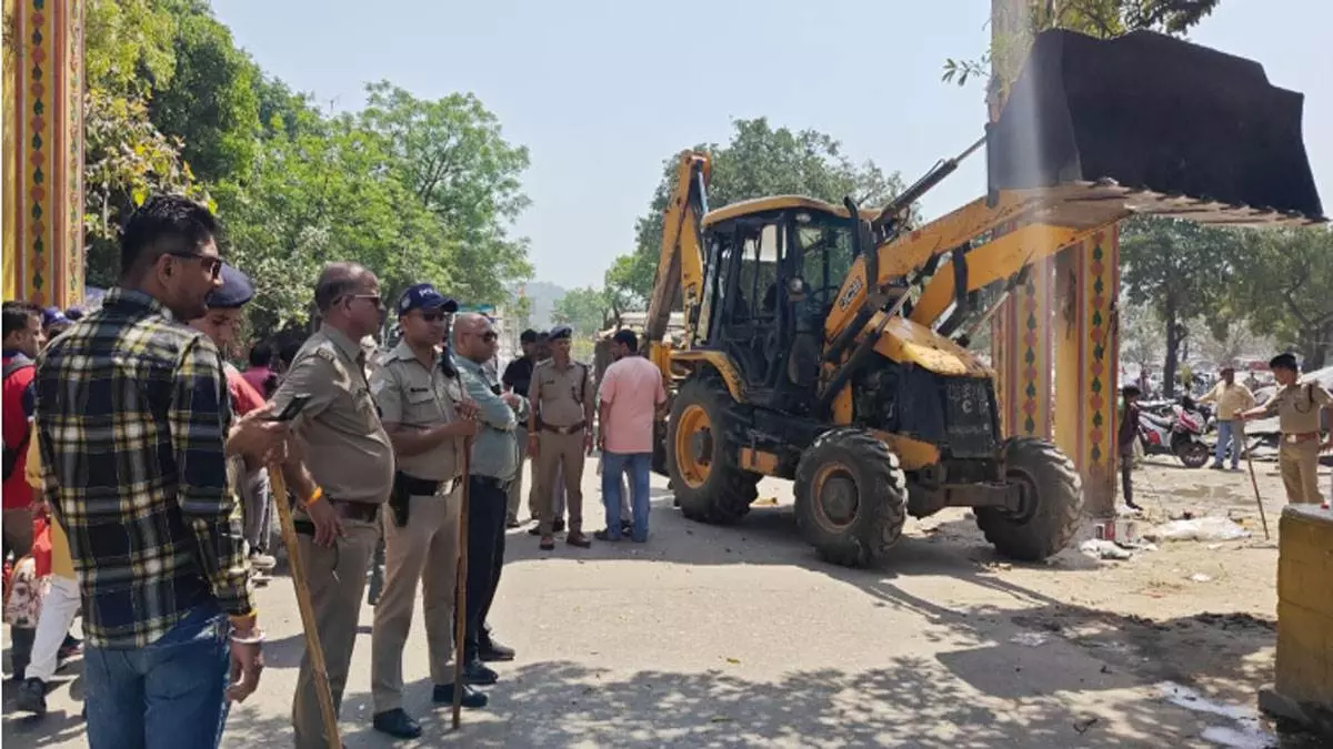 Haridwar: अतिक्रमण हटाने के लिए पुलिस ने चलाया बुलडोजर Haridwar: अतिक्रमण हटाने के लिए पुलिस ने चलाया बुलडोजर