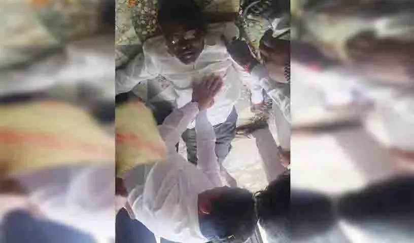 भद्राचलम MLA की समय पर CPR प्रक्रिया से कांग्रेस कार्यकर्ता की जान बच गई भद्राचलम MLA की समय पर CPR प्रक्रिया से कांग्रेस कार्यकर्ता की जान बच गई