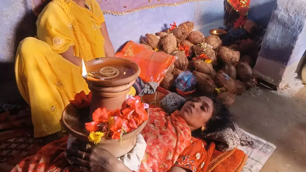 दुर्गा मां के प्रति अनोखी श्रद्धा, महिला ने 8 दिन से एक बूंद भी नहीं पिया पानी, पेट में रखी ज्योति कलश दुर्गा मां के प्रति अनोखी श्रद्धा, महिला ने 8 दिन से एक बूंद भी नहीं पिया पानी, पेट में रखी ज्योति कलश
