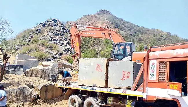 Chittoor : खदान लूटी गई 100 करोड़ रुपये की लूट Chittoor : खदान लूटी गई 100 करोड़ रुपये की लूट