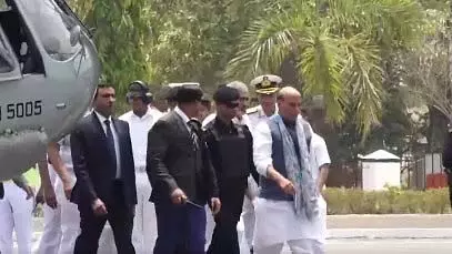 रक्षा मंत्री राजनाथ सिंह Karnataka के कारवार नौसैनिक अड्डे पर पहुंचे रक्षा मंत्री राजनाथ सिंह Karnataka के कारवार नौसैनिक अड्डे पर पहुंचे