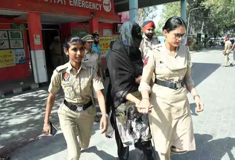 Punjab: ड्रग जब्ती मामले में बर्खास्त महिला कांस्टेबल को 2 दिन की पुलिस हिरासत में भेजा गया Punjab: ड्रग जब्ती मामले में बर्खास्त महिला कांस्टेबल को 2 दिन की पुलिस हिरासत में भेजा गया