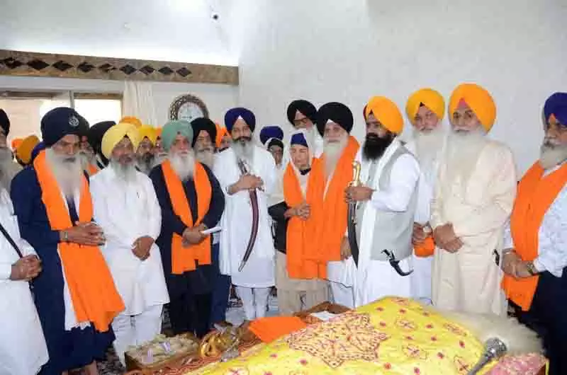 तख्त कार्यक्रम में Jathedar Gargaj के लिए सिरोपा की अनदेखी तख्त कार्यक्रम में Jathedar Gargaj के लिए सिरोपा की अनदेखी