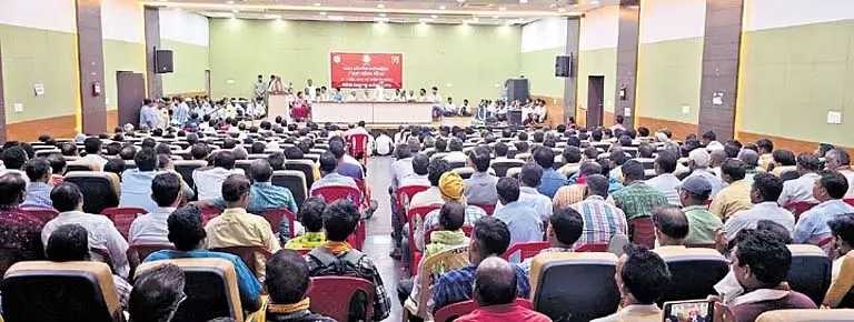केंदू पत्ता मजदूरों ने 15 अप्रैल से पूरे Odisha में विरोध प्रदर्शन की चेतावनी दी केंदू पत्ता मजदूरों ने 15 अप्रैल से पूरे Odisha में विरोध प्रदर्शन की चेतावनी दी