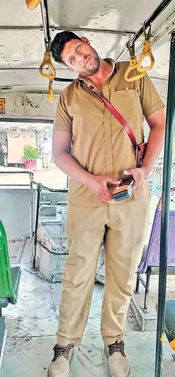 Hyderabad: छह फुट की बस में सात फुट का कंडक्टर Hyderabad: छह फुट की बस में सात फुट का कंडक्टर