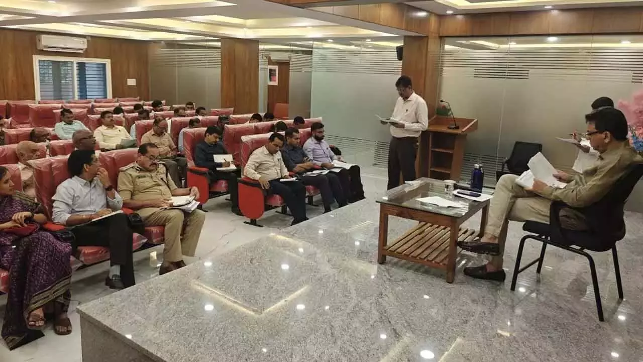 BBMP प्रमुख ने अधिकारियों को फील्ड वर्क करने का निर्देश दिया BBMP प्रमुख ने अधिकारियों को फील्ड वर्क करने का निर्देश दिया