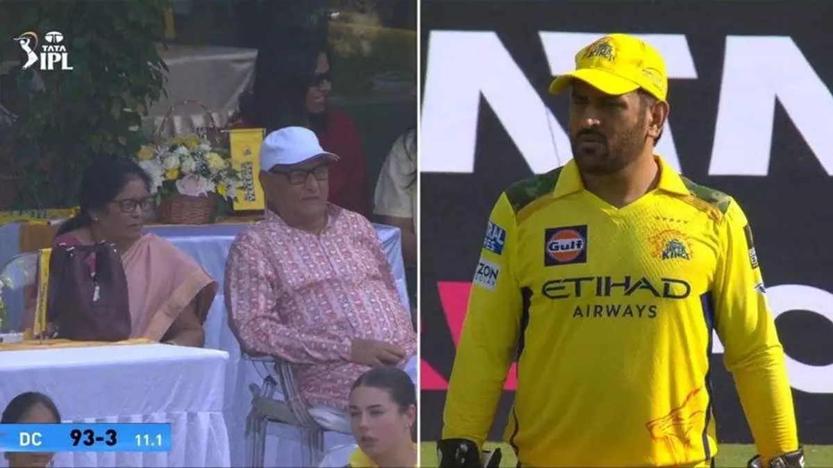 एमएस धोनी के माता-पिता डीसी के खिलाफ सीएसके के चेपॉक मैच में शामिल हुए एमएस धोनी के माता-पिता डीसी के खिलाफ सीएसके के चेपॉक मैच में शामिल हुए
