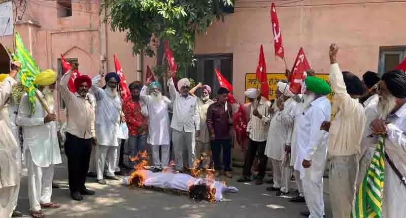 किसान नेताओं ने Modi और ट्रंप की नीतियों के खिलाफ प्रदर्शन किया किसान नेताओं ने Modi और ट्रंप की नीतियों के खिलाफ प्रदर्शन किया