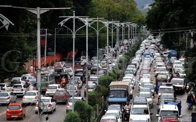 Jammu: सरकारी आदेशों के ढीले क्रियान्वयन से कश्मीरी छात्रों को यात्रा छूट से वंचित होना पड़ा Jammu: सरकारी आदेशों के ढीले क्रियान्वयन से कश्मीरी छात्रों को यात्रा छूट से वंचित होना पड़ा