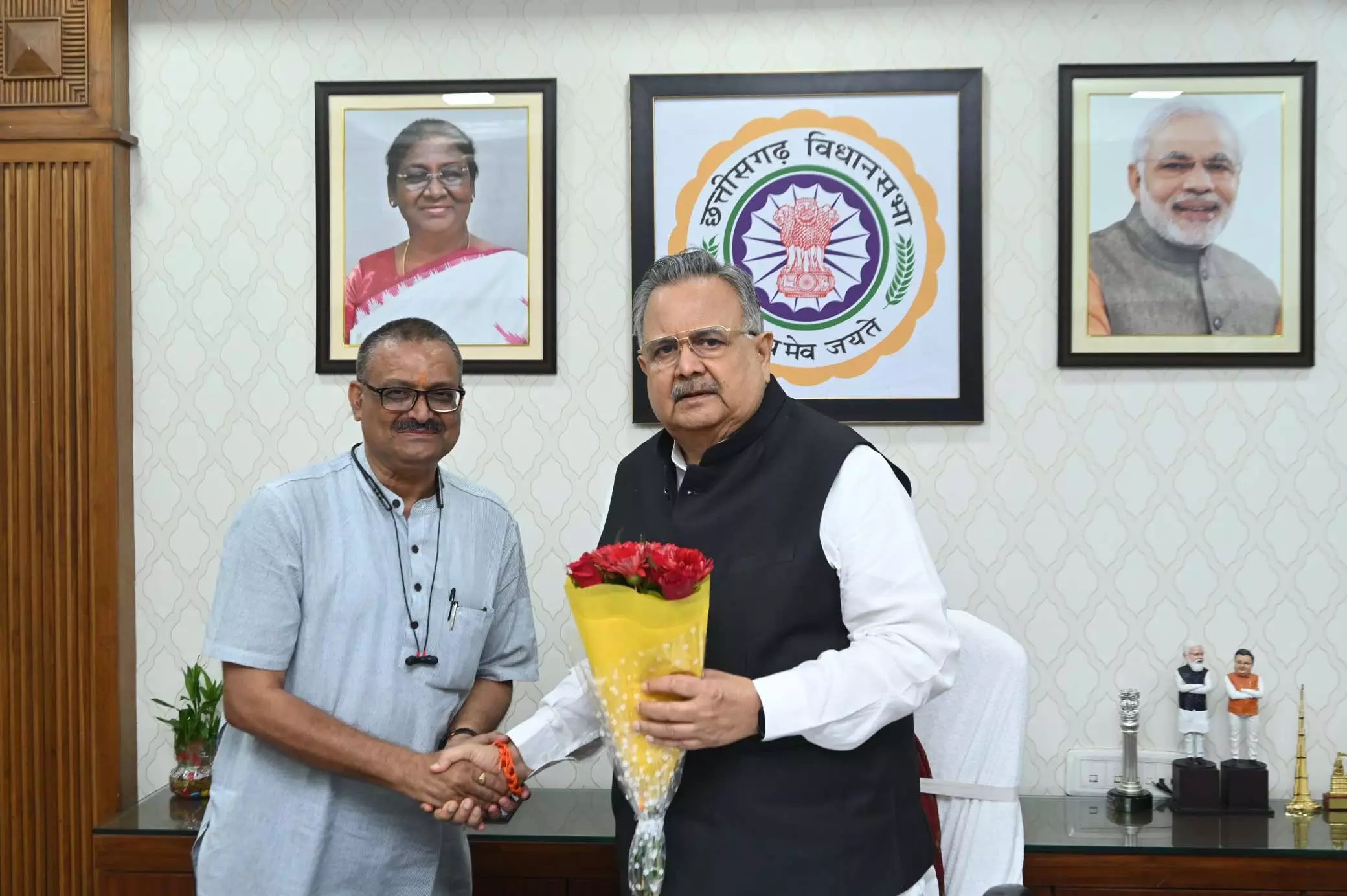 साहित्य अकादमी के नए अध्यक्ष शशांक शर्मा को डॉ. रमन सिंह ने दी बधाई साहित्य अकादमी के नए अध्यक्ष शशांक शर्मा को डॉ. रमन सिंह ने दी बधाई