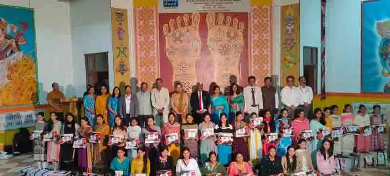 Himachal: 36 बालिकाओं को स्वरोजगार किट वितरित Himachal: 36 बालिकाओं को स्वरोजगार किट वितरित