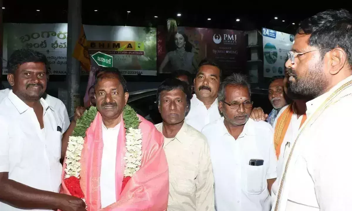 Andhra: एमएलसी का तिरुपति में भव्य स्वागत Andhra: एमएलसी का तिरुपति में भव्य स्वागत