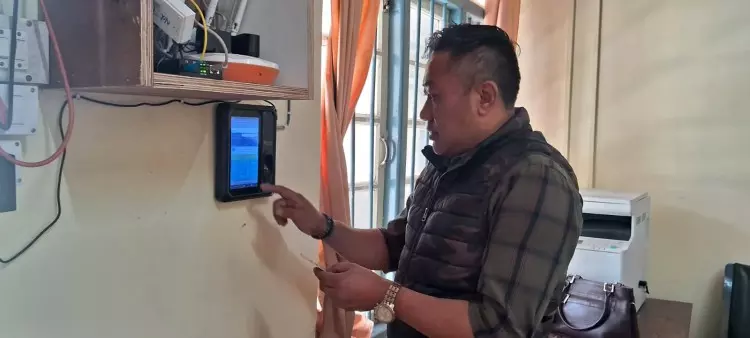Sikkim : गेजिंग वन अधिकारियों ने बायोमेट्रिक उपस्थिति प्रणाली, ‘नागरिक चार्टर’ शुरू Sikkim : गेजिंग वन अधिकारियों ने बायोमेट्रिक उपस्थिति प्रणाली, ‘नागरिक चार्टर’ शुरू