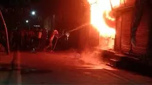 Farrukhabad: हार्डवेयर पेंटस की दुकान में लगी आग, लाखों का नुकसान Farrukhabad: हार्डवेयर पेंटस की दुकान में लगी आग, लाखों का नुकसान