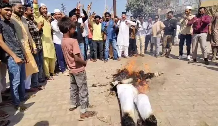 Haridwar: वक्फ संशोधन बिल के विरोध में फूंका शादाब शम्स का पुतला, पुलिस ने किया अरेस्ट Haridwar: वक्फ संशोधन बिल के विरोध में फूंका शादाब शम्स का पुतला, पुलिस ने किया अरेस्ट