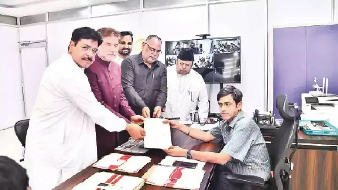 Telangana: भाजपा ने एमआईएम के खिलाफ उम्मीदवार उतारा Telangana: भाजपा ने एमआईएम के खिलाफ उम्मीदवार उतारा