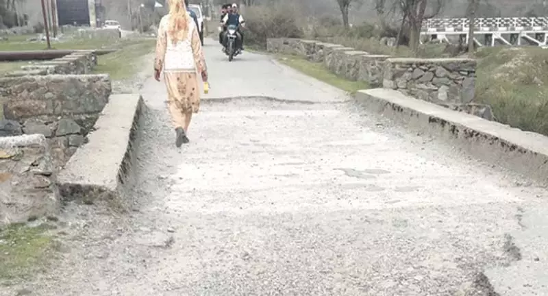 Jammu: सुरम्य गंटमुल्ला जलाशय में सड़क की खस्ता हालत से पर्यटक परेशान Jammu: सुरम्य गंटमुल्ला जलाशय में सड़क की खस्ता हालत से पर्यटक परेशान