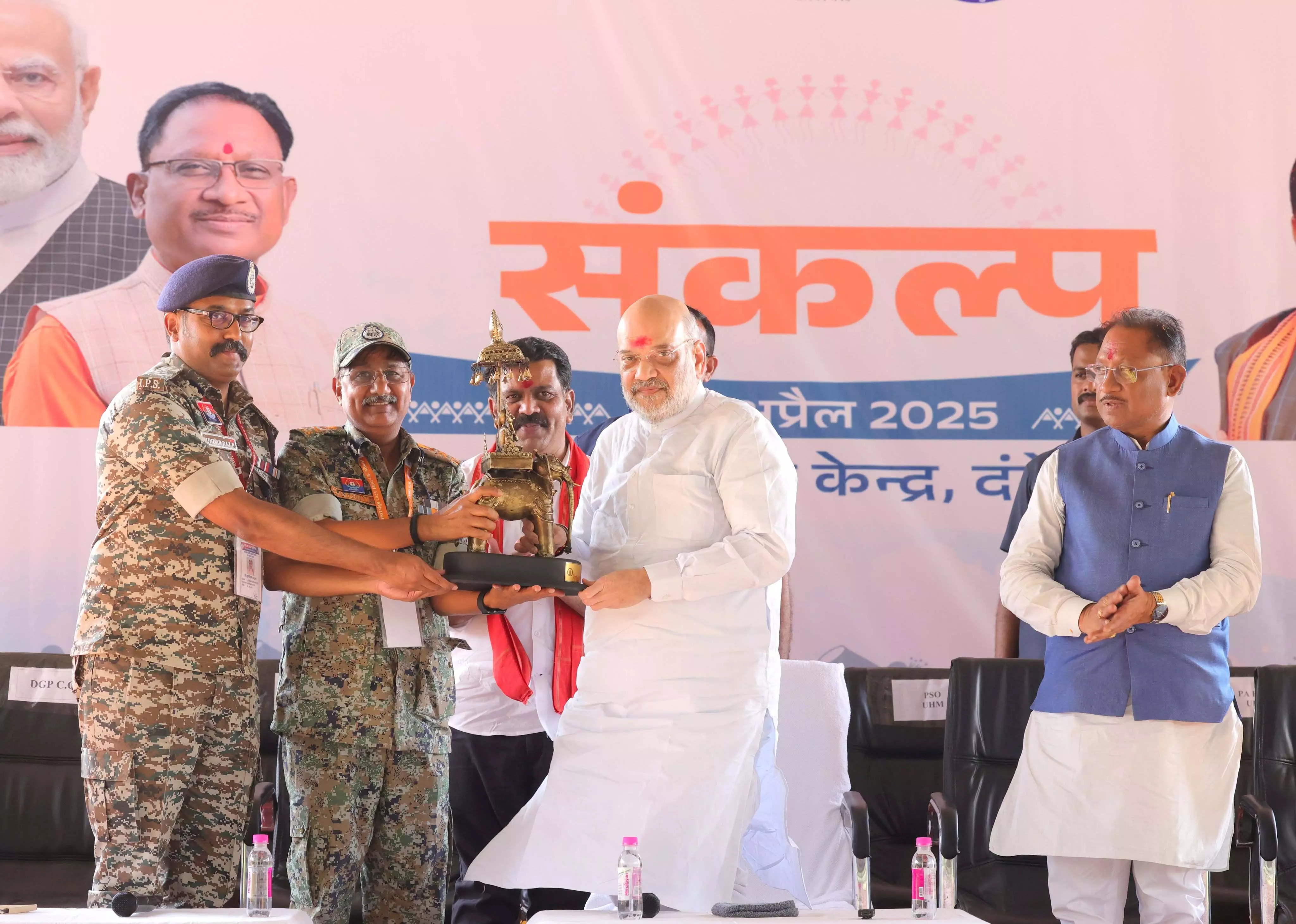 अमित शाह ने दंतेवाड़ा में ऑपरेशनल कमांडरों से की मुलाकात, बोले- “नक्सलवाद अब हाशिये पर है” अमित शाह ने दंतेवाड़ा में ऑपरेशनल कमांडरों से की मुलाकात, बोले- “नक्सलवाद अब हाशिये पर है”