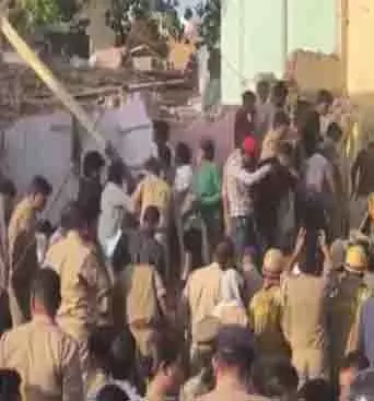 Agra में निर्माणाधीन कैंटीन गिरने से 2 की मौत, कई घायल Agra में निर्माणाधीन कैंटीन गिरने से 2 की मौत, कई घायल
