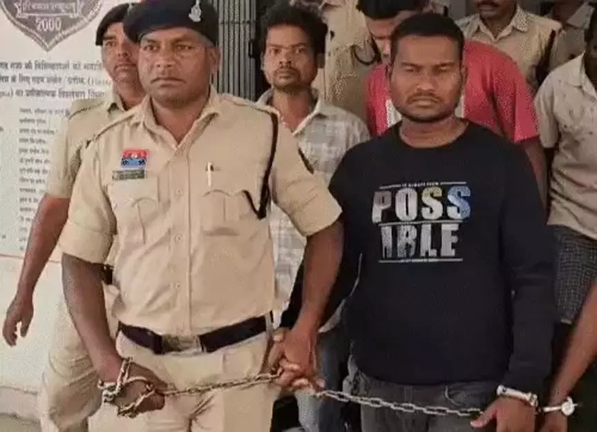 खौफनाक मर्डर: देवर ने भाभी के प्रेमी का सिर काटकर शव जलाया खौफनाक मर्डर: देवर ने भाभी के प्रेमी का सिर काटकर शव जलाया