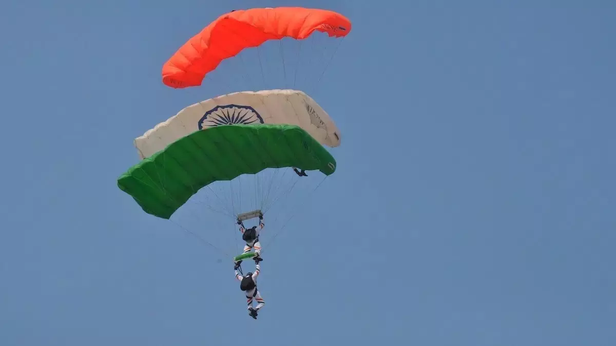 आगरा में डेमो पैराशूट ड्रॉप के दौरान भारतीय वायु सेना के प्रशिक्षक की मौत आगरा में डेमो पैराशूट ड्रॉप के दौरान भारतीय वायु सेना के प्रशिक्षक की मौत