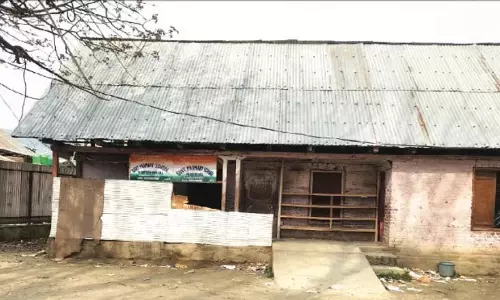 Baramulla में एक कमरे में संचालित हो रहा प्राथमिक विद्यालय